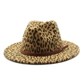 Klassischer Filzhut mit Leopardenmuster, breiter flacher Krempe und braunem Lederband - M (56-58cm) / Camel