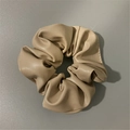 Détail du chouchou en cuir beige montrant une texture douce et des plis élégants - Grande Taille / Couleur Thé au Lait