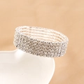 Funkelndes mehrlagiges Silber-Strass-Armband auf einem weißen herzförmigen Tablett - 5-lagiges Armband