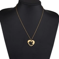 Dettaglio della collana con ciondolo a cuore puzzle dorato su un busto nero - Oro Cuore Grande
