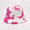 Detailopname van de roze en witte koeienprint en pluche textuur op de vissershoed - M / Rozerood