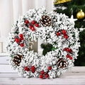 Couronne de Noël blanche floquée avec pommes de pin et baies rouges sur table en bois - Style Neige Blanche Ordinaire