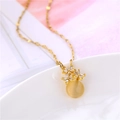 Titanium steel opal flower necklace with micro-pave zircons on a white plate - Lips Chain / Gold