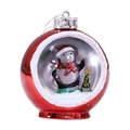Rote Weihnachtskugel mit LED-Licht und Pinguin-Szene in einem transparenten Fenster - Pinguin-Szene / Rot