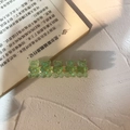 Dettaglio di un fermaglio per capelli con orsetti in resina glitterata e base dorata - Verde
