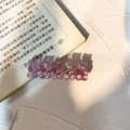 Dettaglio del fermaglio per capelli con orsetti viola e paillettes su base dorata - Viola