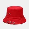Détail du chapeau bob rouge en toile avec anneaux métalliques et rivets style punk - M (56-58cm) / Rouge