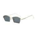 Gafas de sol geométricas de metal dorado con lentes grises y detalle de estrella - Montura Dorada Lente Gris