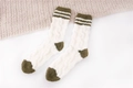 Chaussettes d'hiver en polaire corail crème et vert olive avec motif torsadé - Taille unique / Blanc + Talon Vert Armée