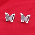 Mattierte silberne Schmetterling-Halskette mit Glitzereffekt auf rotem Stoff - Ohrringe Stahlfarbe