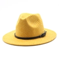 Detalle del sombrero fedora de lana de cuadros amarillos con cinta de cuero negro y hebilla - M (56-58cm) / Amarillo