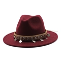 Detail eines weinroten Fedora-Hutes mit Ethno-Webband und silbernen Vintage-Metallmünzen - M (56-58cm) / Burgunderrot