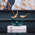 Figuras de aves de cerámica sobre base dorada, decoración de lujo en verde oscuro - Aves del Amor Jugando-Verde Oscuro