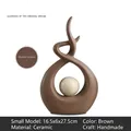 Moderne braune abstrakte Keramikskulptur mit cremefarbener Kugel im minimalistischen Stil - Braun Kurz Stil
