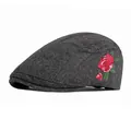 Vintage dunkelgraue Woll-Baske mit roter Rosenstickerei und klassischem Design - Verstellbar / Dunkelgrau