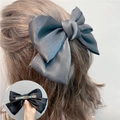 Eleganter graublauer Organza Haarclip mit metallischer Satinschleife und Federclip - Exquisite Schwarz