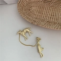 Detalle de un broche dorado estilo barroco francés de una niña paseando a un perro con perlas - Estilo Chica y Perro