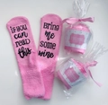 Chaussettes vin cupcake roses en polaire corail douce avec texte drôle sur les semelles - Emballage en sac OPP / Rose-Coffret cadeau vin