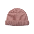 Primer plano detallado del gorro de punto rosa suave con textura gruesa y tejido elástico - Rosa Palo