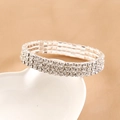 Eleganter silberner mehrreihiger Strass-Armreif auf einer herzförmigen Keramikplatte - 3-lagiges Armband