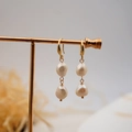 Eleganti orecchini a pendente con doppie perle barocche bianche e finitura dorata - Stile a Due Perle