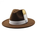 Détail du chapeau Fedora en laine marron avec ruban blanc et décoration de plume dorée - Café Foncé
