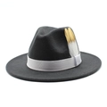 Détail du chapeau fedora en laine gris foncé avec ruban blanc et plume dorée - Gris clair
