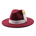 Chapeau Fedora en feutre de laine bordeaux avec ruban blanc et détail de plume élégant - Bordeaux