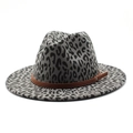 Klassischer Fedora-Hut mit Leopardenmuster, breiter Krempe und braunem Lederband für Damen - M (56-58cm) / Grau