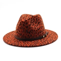 Klassischer Fedora mit orangefarbenem Leopardenmuster, Lederband und Bronze-Nieten - M (56-58cm) / Rostrot