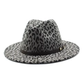 Grauer Fedora-Hut mit Leopardenmuster, braunem Lederband und goldenen Akzenten - M (56-58cm) / Grau