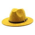 Détail d'un chapeau fedora en laine jaune avec motif géométrique noir et ruban en cuir - M (56-58cm) / Jaune