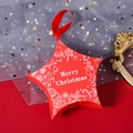 Stervormige rode kerstcadeaudoos met feestelijke patronen en een zijden lintgreep - Rode Sterlijnen Met Rood Lint