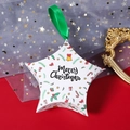 Stervormige kerstcadeaudoos in wit met groen lint en de tekst Merry Christmas - Witte Minimalistische Tekst Met Groen Lint