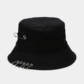 Dettaglio del cappello a secchiello in cotone con spilla da balia e cinque anelli argento - M (56-58cm) / Nero
