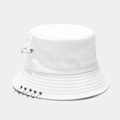 Gros plan détaillé d'un bob en coton blanc avec anneaux métalliques et épingle argentée - M (56-58cm) / Blanc