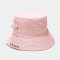 Détail du chapeau bob rose avec cinq anneaux métalliques et une épingle de style punk - M (56-58cm) / Rose