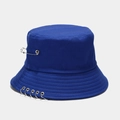 Détail d'un bob bleu roi orné de cinq anneaux métalliques et d'une grande épingle de sûreté - M (56-58cm) / Bleu