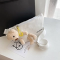 Weiße Canvas-Brusttasche mit süßem braunem Plüschbären-Anhänger und Tragegurt - Weiß