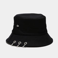 Detalle de los anillos metálicos y remaches punk en el sombrero de pescador negro - M (56-58cm) / Negro