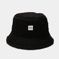 Dettaglio del tessuto pile nero e della toppa con faccina sorridente sul cappello - M (56-58cm) / Nero
