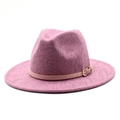 Chapeau fedora rose avec lignes noires et boucle de ceinture en cuir sur fond blanc - M (56-58cm) / Rose