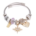 Dettaglio del bracciale a cavo in acciaio inossidabile con ciondoli a cuore e stella - Cristallo Viola-Cuore Stella