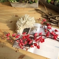 Realistischer roter künstlicher Pflaumenblütenzweig auf einem offenen Magazin - Künstliche Pflaumenblüte - Rosarot