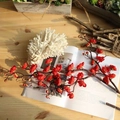 Lebhafter roter Pflaumenblütenzweig auf Magazin für moderne Heimdekoration - Künstliche Pflaumenblüte - Rot