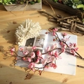 Kunstmatige roze kersenbloesemtak met gedetailleerde bloemen op een houten tafel - Kunstmatige Winterjasmijn - Lichtroze (2 Takken)