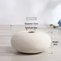 Minimalistische witte keramische schijfvaas met spiraalstructuur en matte afwerking - Platte Vaas HP006 (8 cm hoogte)