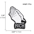 Kreative Cartoon-Emaille-Brosche mit Gebetsgeste und RICH-Text in Schwarz und Weiß - Betende Hände-RICH
