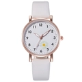 Détail d'une montre à quartz blanche avec boîtier en or rose et motif marguerite sur le cadran - Blanc