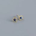 Makroaufnahme der S925 Sterlingsilber Sternschliff-Ohrstecker mit blauem Lapislazuli - 925er Silber / Gold (Mit Gummistopfen)